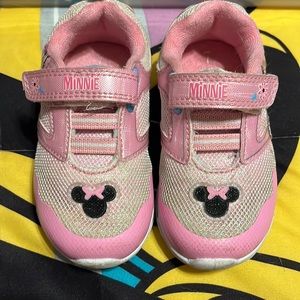 Disney junior size 7 light up Minnie Mouse shoes for your toddler